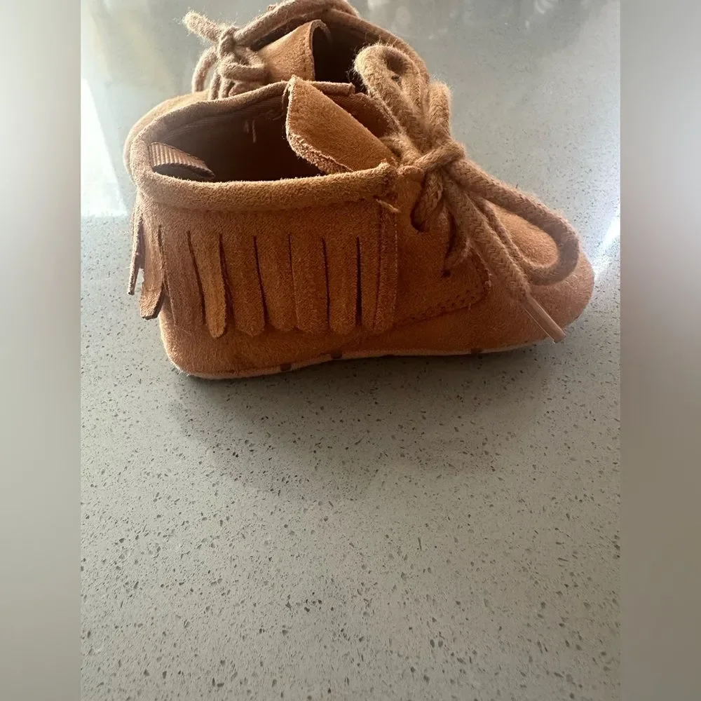 Baby Gap suede dessert camel fringe lace up moccasin booties size 6-12 months